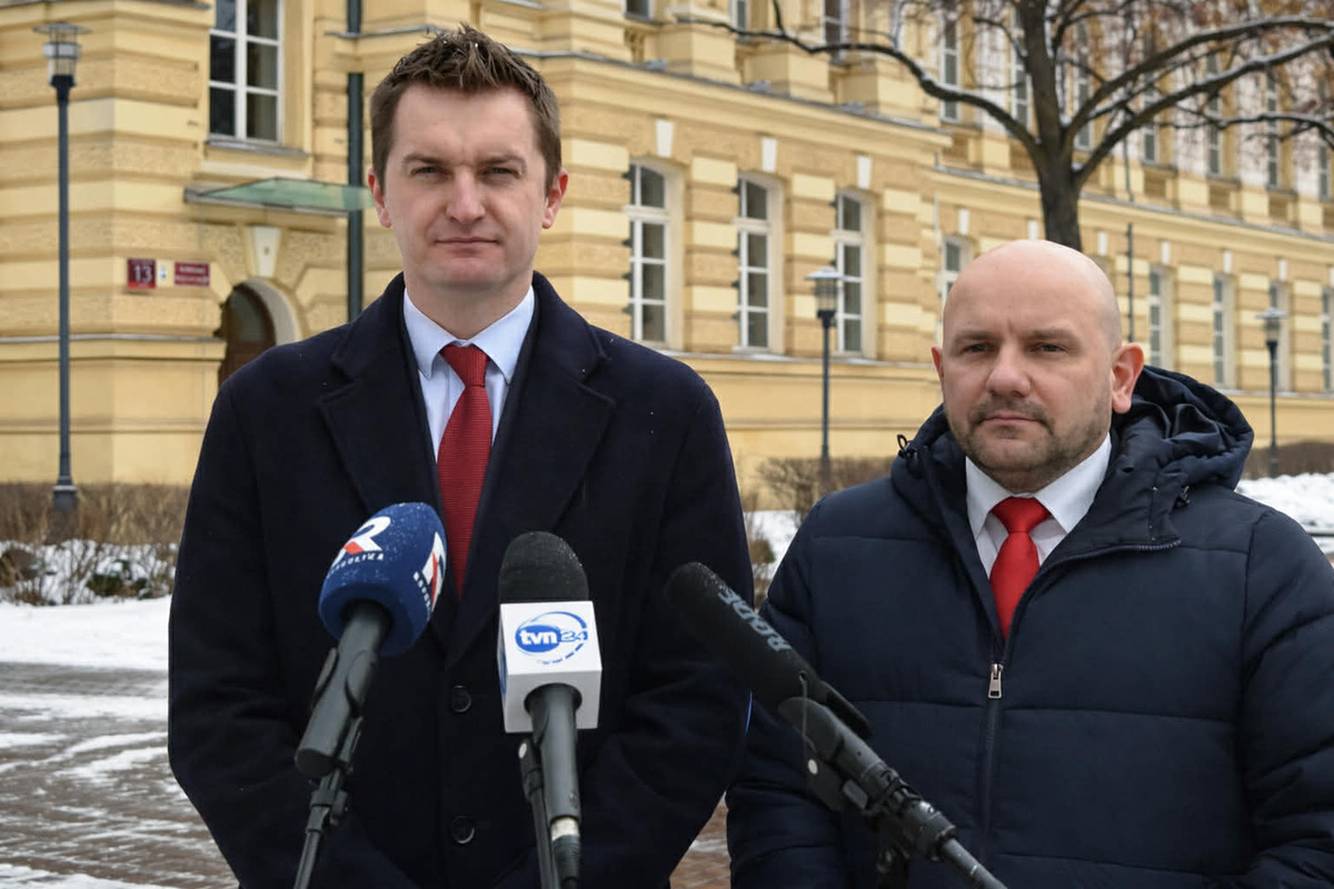 Posłowie pytają Tuska o łańcuchy do auta. "Nie wstyd panu?"