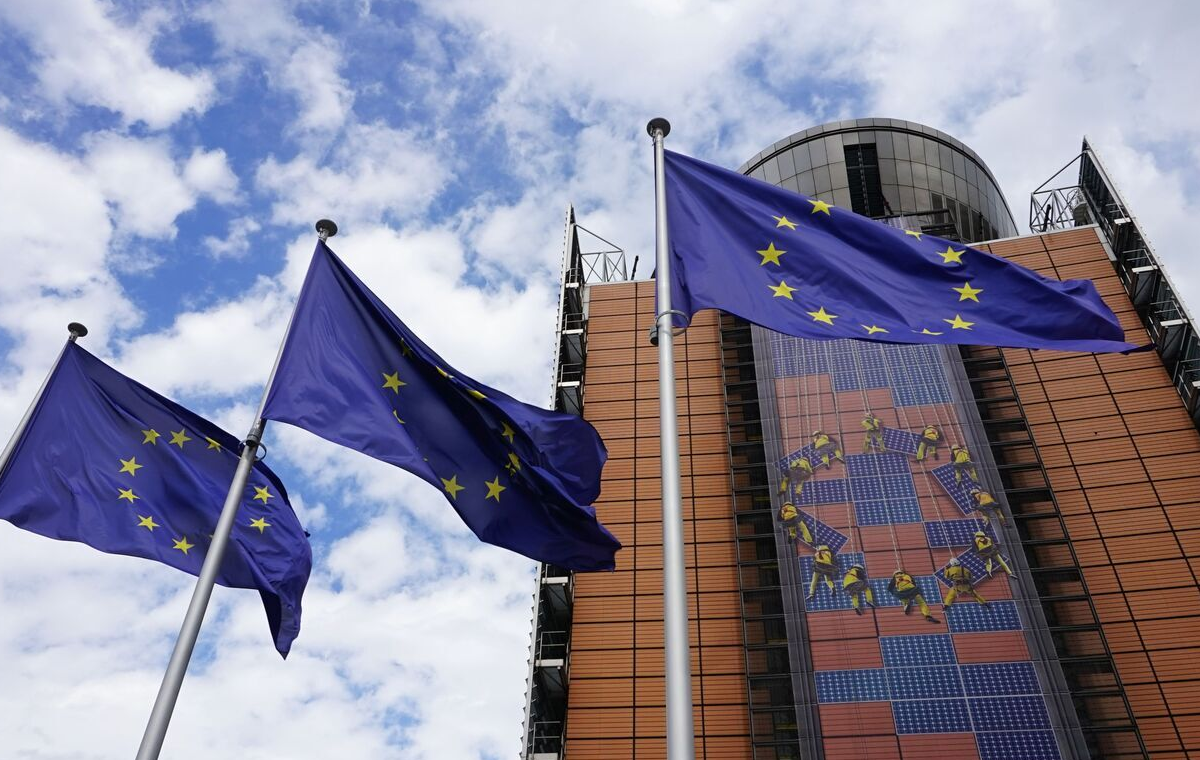 KE chce zatrudnić tysiące nowych urzędników. 9 państw mówi dość!