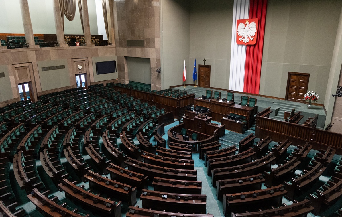 Wyborcza pogoń trwa. PiS tuż za KO w sondażu neo-TVP