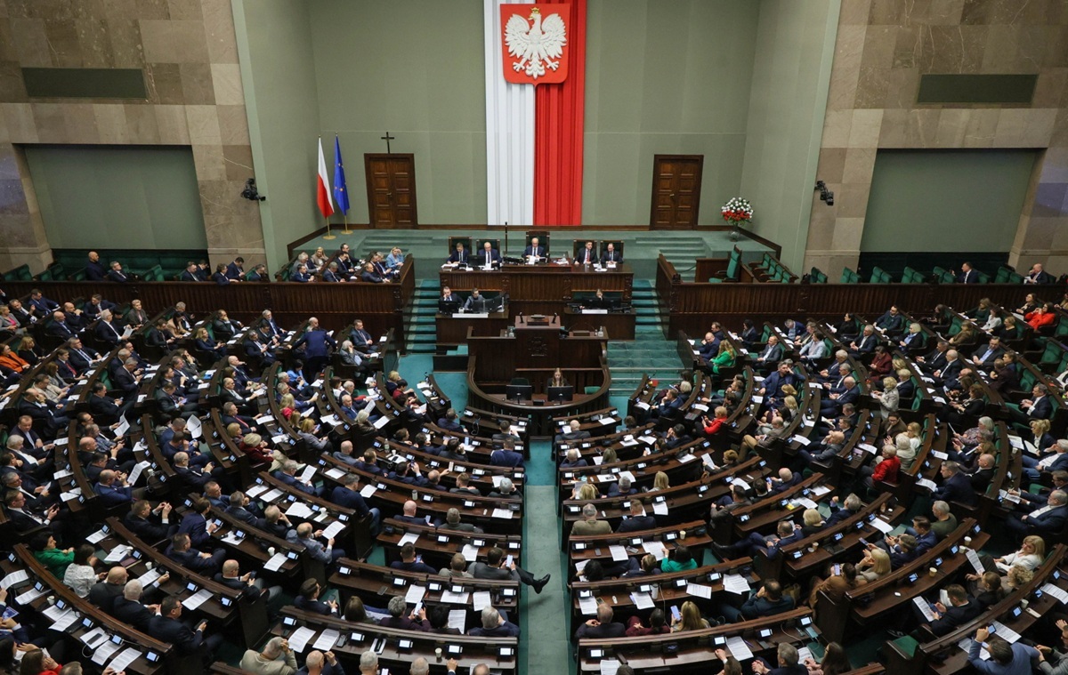 Osamotniona KO na czele sondażu. Fatalne wyniki koalicjantów