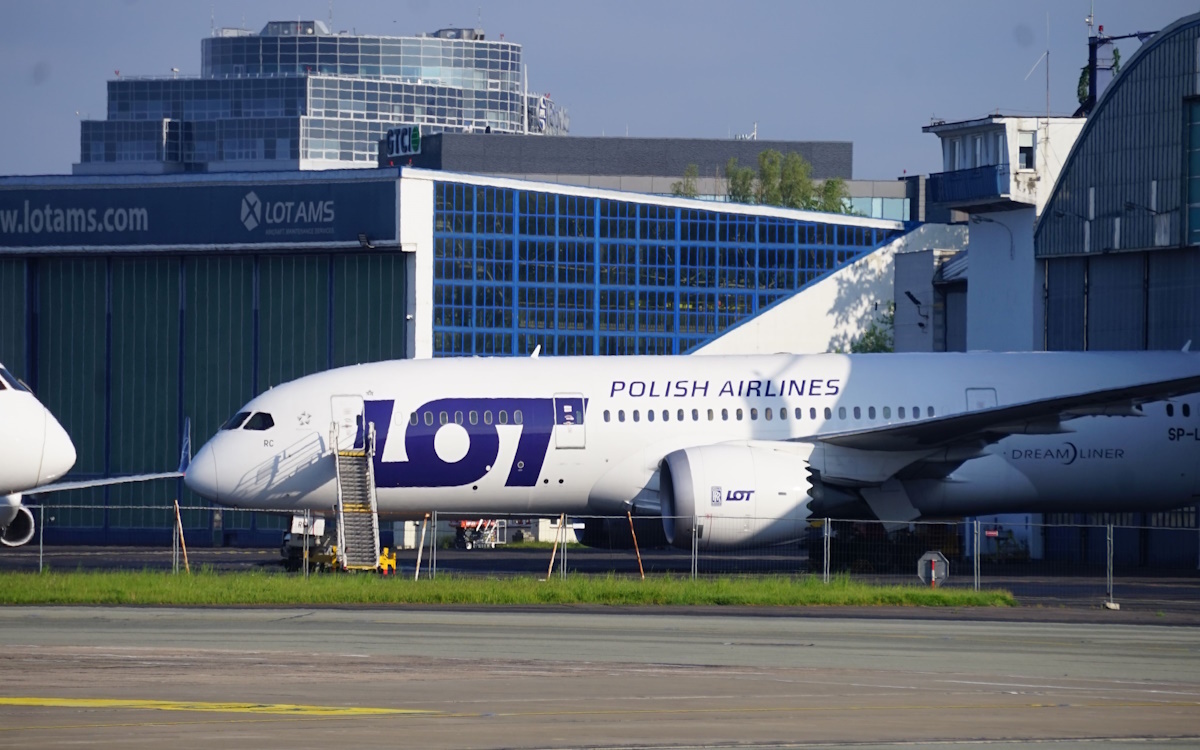 Atak rakietowy na Iran. LOT wstrzymuje rejsy do i z Izraela