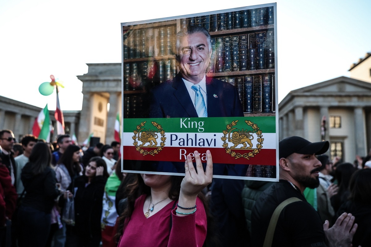 Pahlawi oświadcza, iż pokieruje zmianą władzy w Iranie