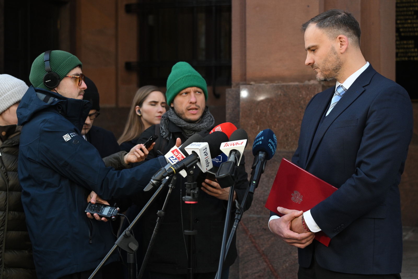 Nie wyślą samolotów po Polaków. "Kiedy przestaną latać pociski"