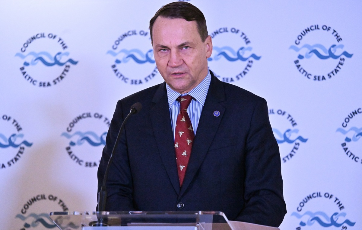 Yesterday he mocked, present  he works. Sikorski talks about evacuations