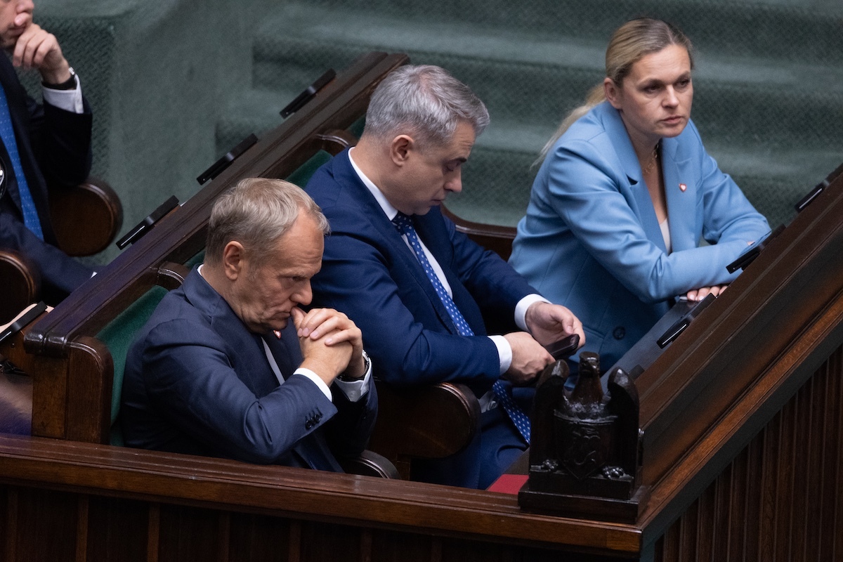 Tusk ma nad czym myśleć. KO na czele, ale bez szans na władzę