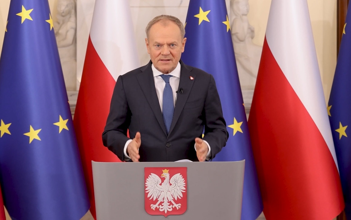 Tusk próbuje rozkazywać prezydentowi. "Proszę podpisać SAFE"