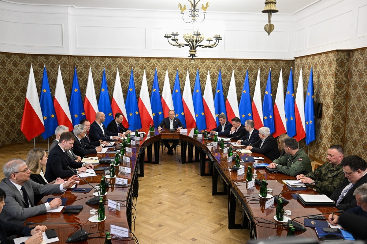 Tusk zorganizował pokazówkę ws. ewakuacji Polaków