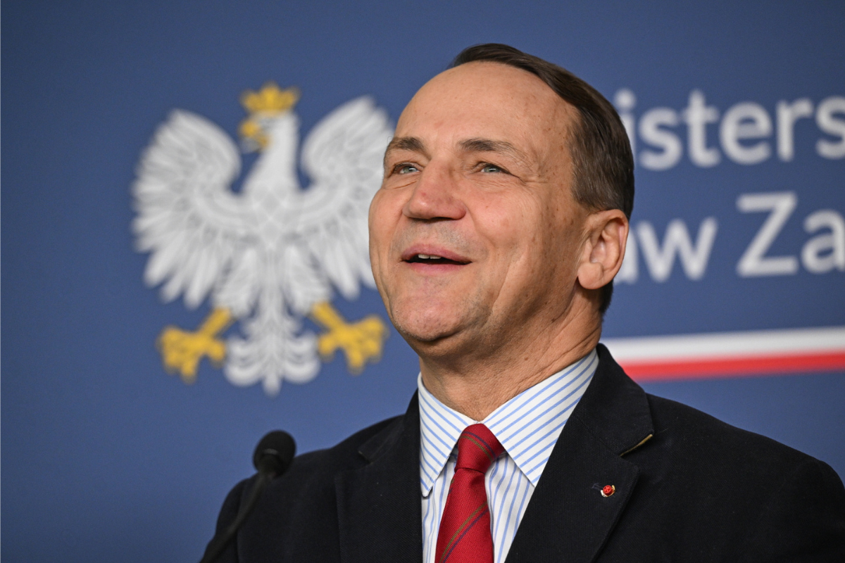 Sikorski spodziewa się przelewów z SAFE. Bez zgody prezydenta!