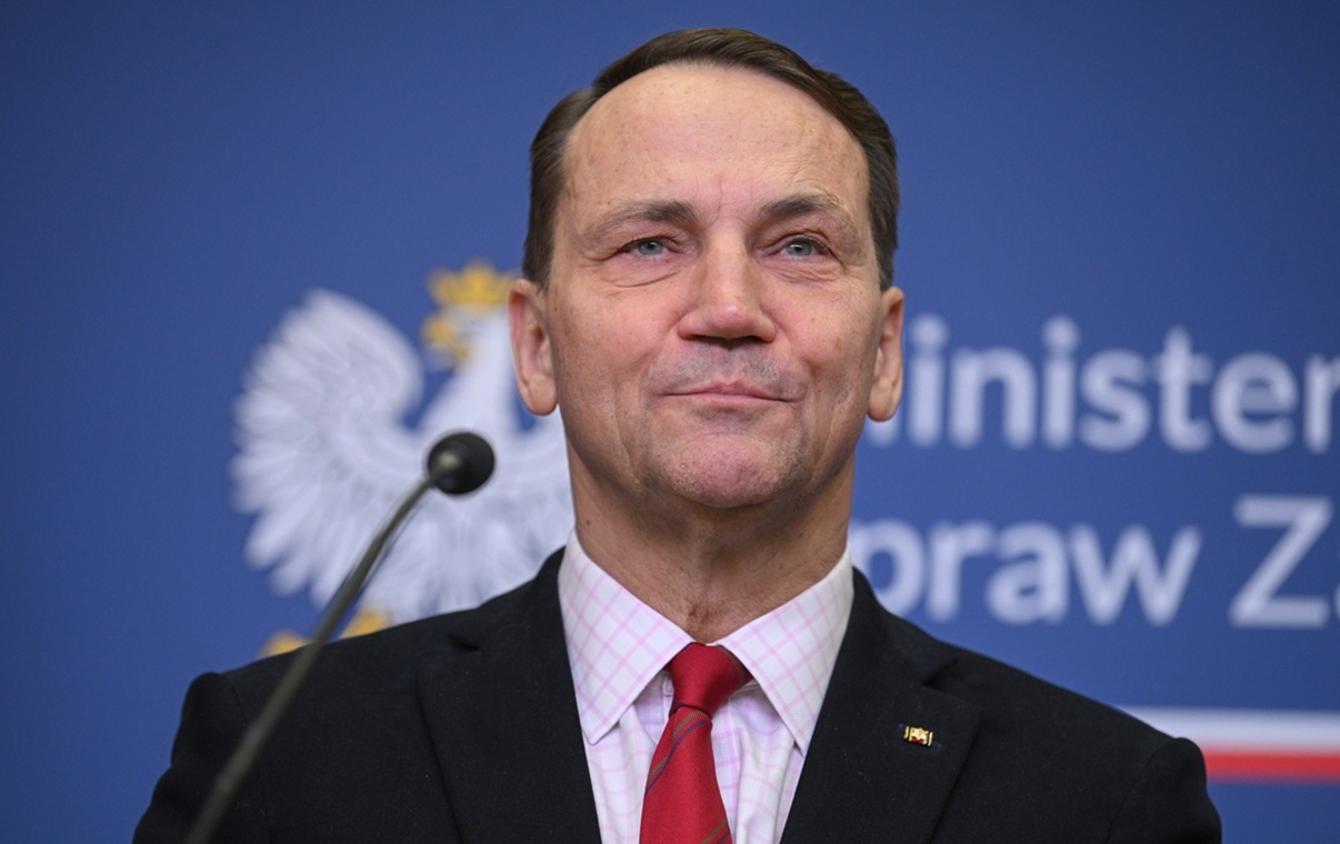 Presja ma sens! Sikorski chwali się sprawną ewakuacją Polaków