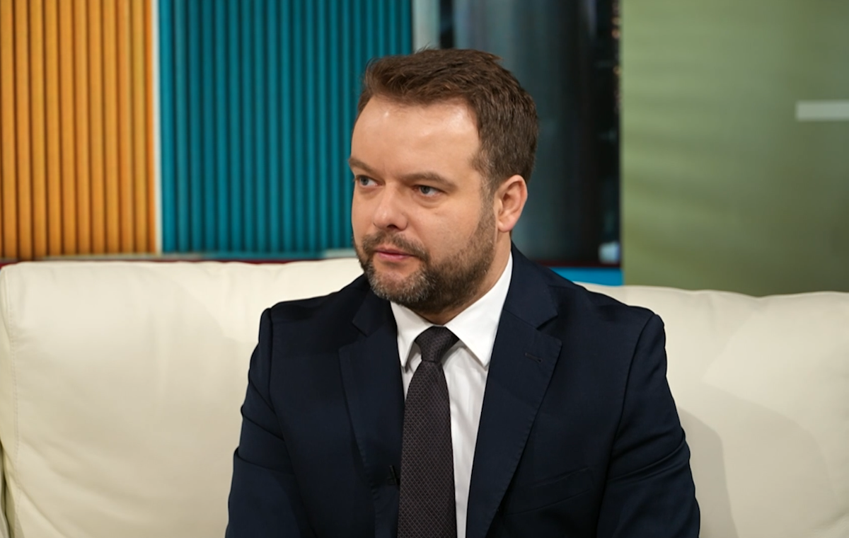 Chaos paliwowy. Bochenek: Ludzie Tuska chcą zarobić na kryzysie