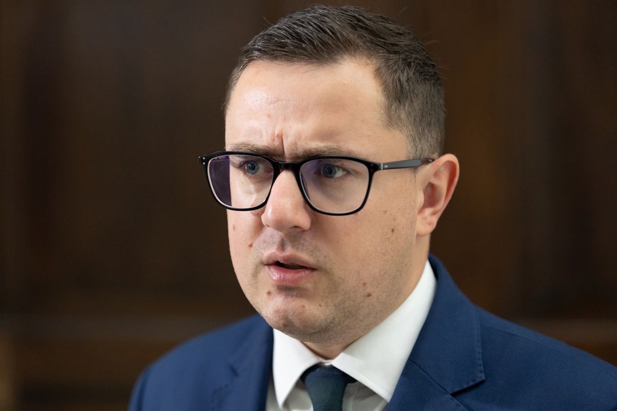 Obniżka podatków za paliwo? Motyka zamiast działać "analizuje"