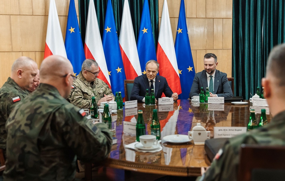 Podchody Tuska ws. SAFE. Spotkał się z generałami