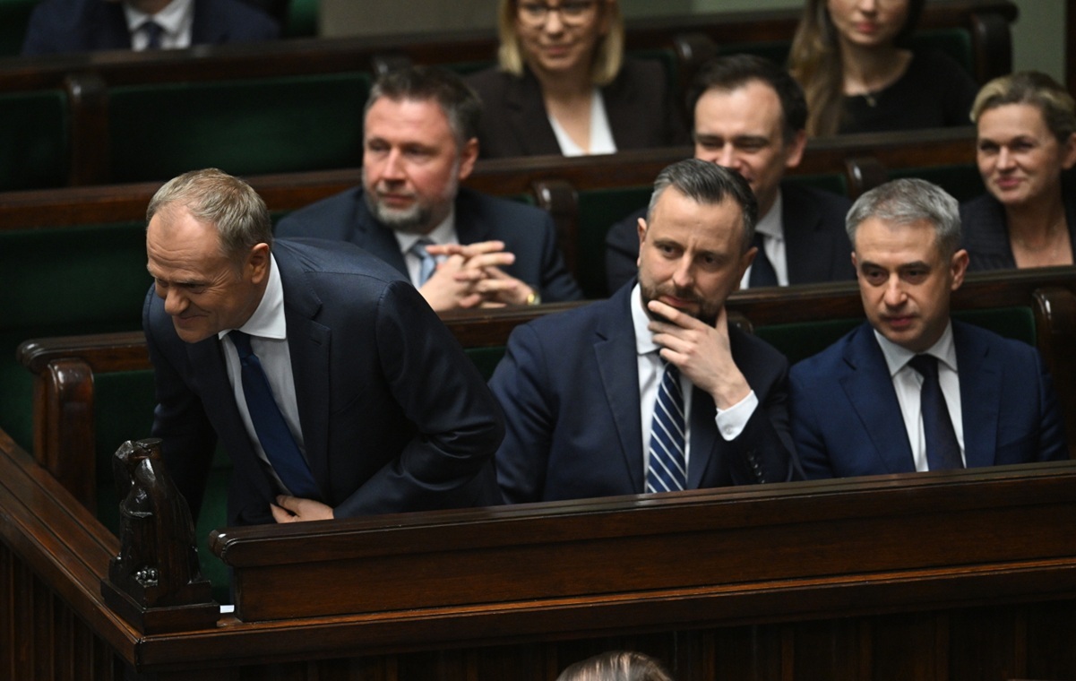 Rząd przyjął skandaliczną uchwałę ws. SAFE. Co to oznacza?