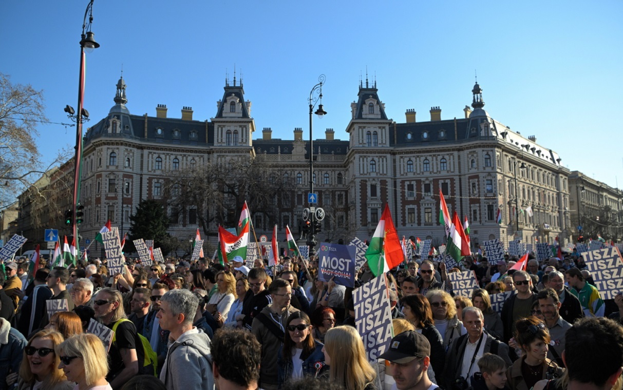 Ważny polityk TISZY "hailował" z kibicowskimi "ultrasami"?