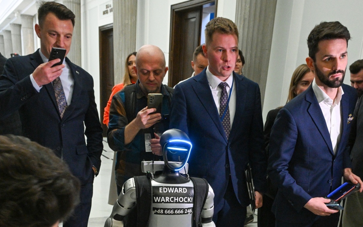 Wyjątkowy gość w Sejmie. Czym pochwalił się posłowi Szejnie?