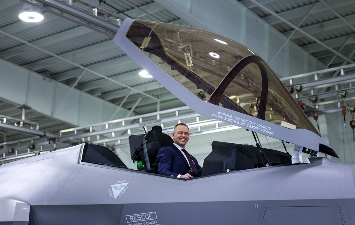 Symboliczne zdjęcie! Prezydent Nawrocki w samolocie F-35