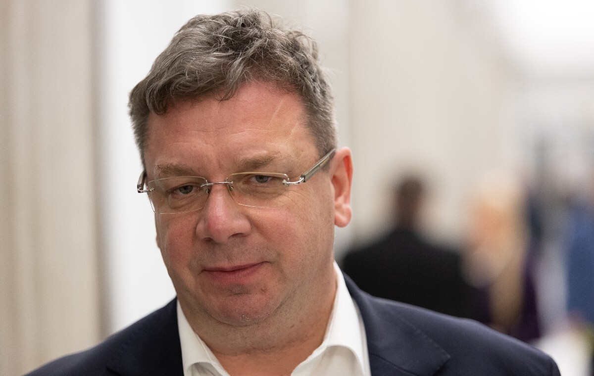 Szybujące ceny paliw. Wójcik: Jedną ręką dają, drugą zabierają