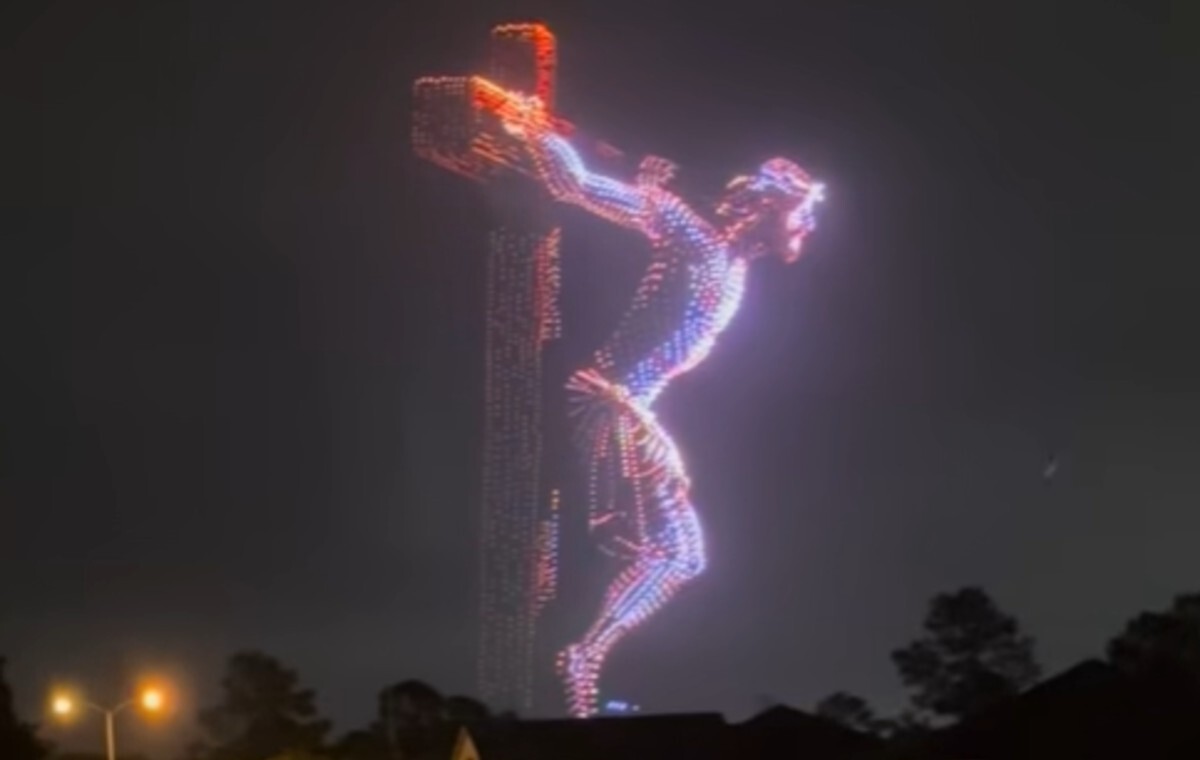 Cóż za widok! Obraz ukrzyżowanego Chrystusa z tysięcy dronów