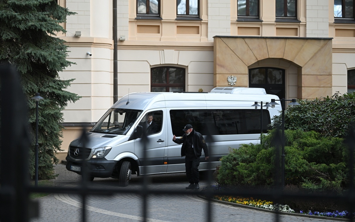 "Sędziowie" znów wjechali busikiem na teren TK!