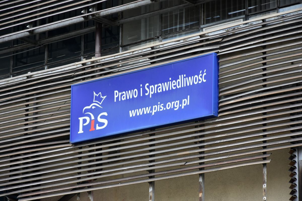 Pilne spotkanie posłów PiS w siedzibie partii