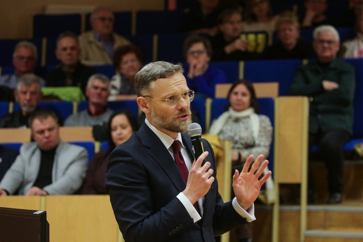 Tusk deprecjonuje NATO. Bogucki: Wpisuje się w ruską narrację