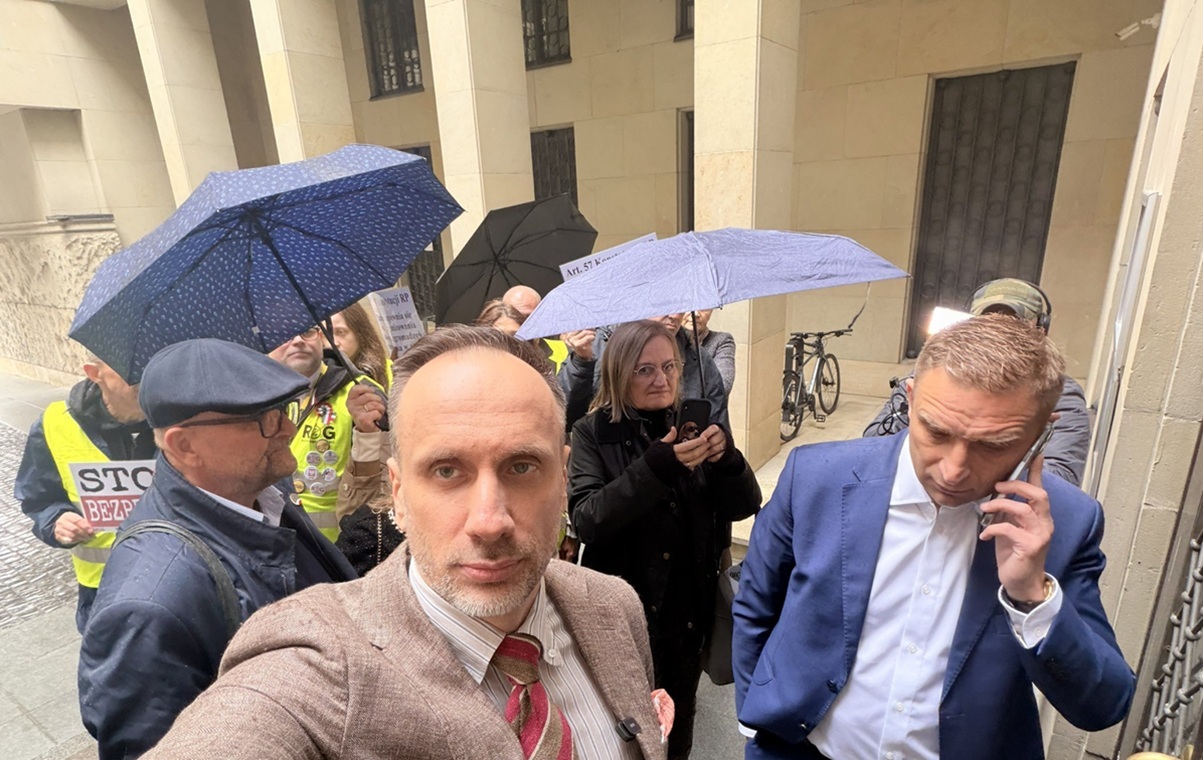 Nie chcieli wpuścić Bąkiewicza na własną sprawę. Sąd zamknięty