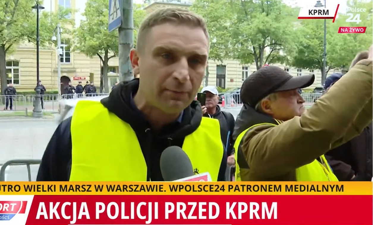 Policja przed KPRM. Bąkiewicz nie może bronić się w sądzie