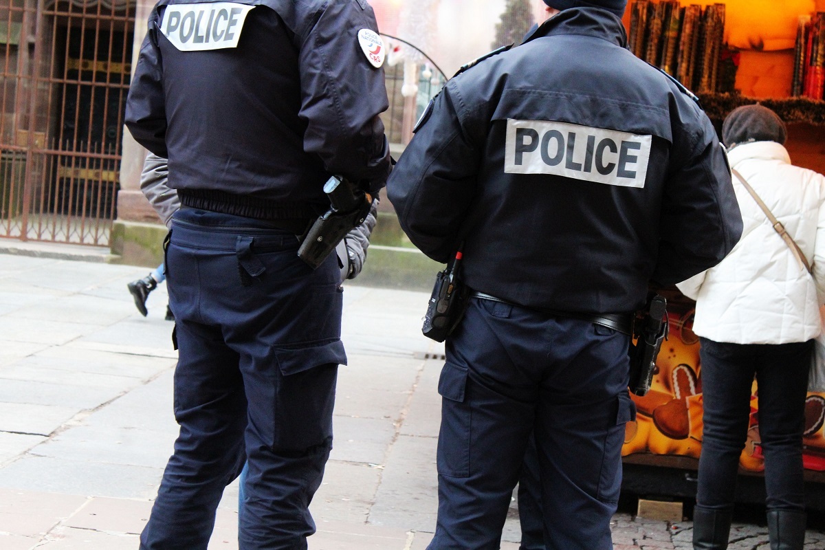 Rzucił się na policjantów z nożami. Padł śmiertelny strzał