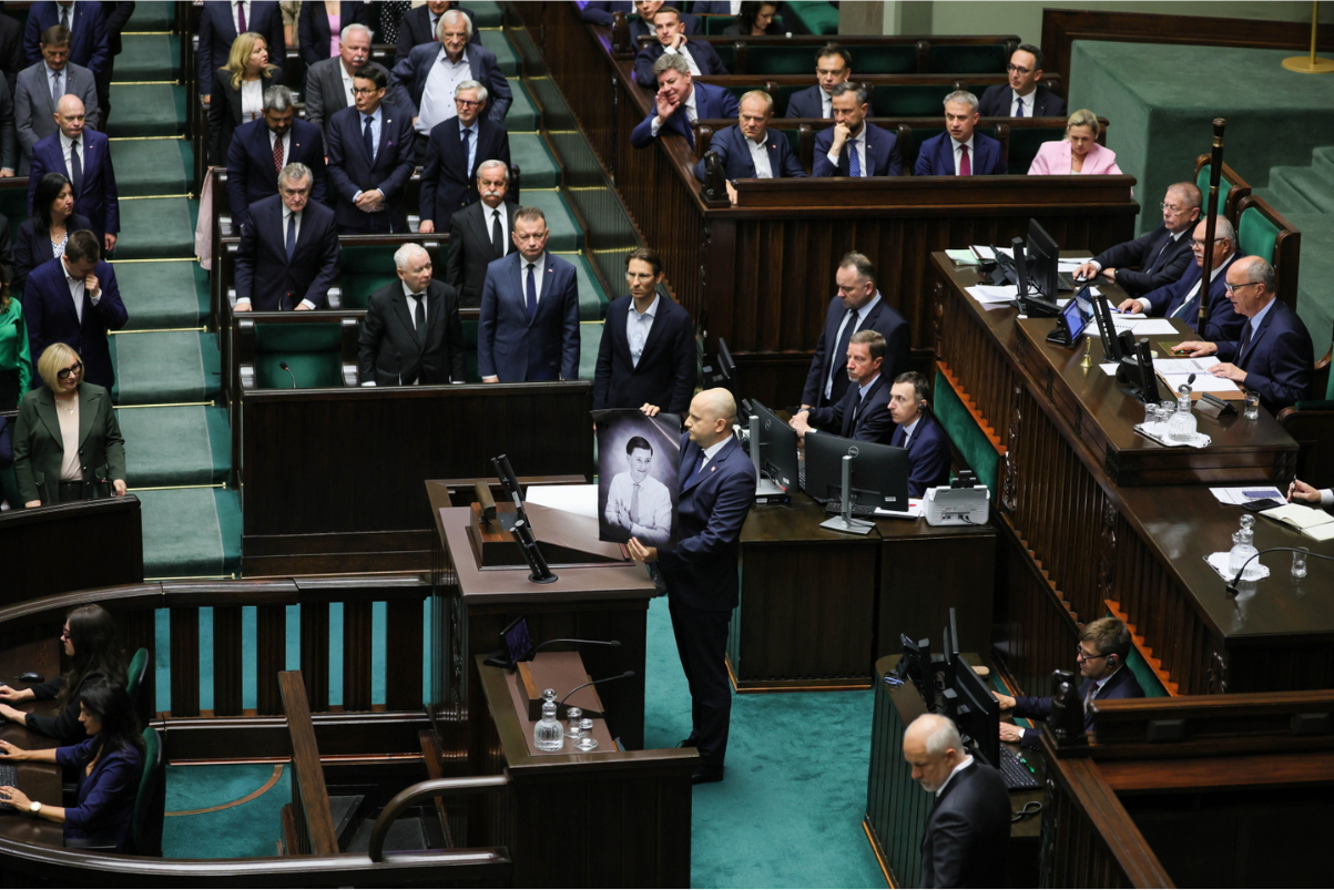 Pakt migracyjny w Sejmie. Nie oddali hołdu Henry'emu Nowakowi