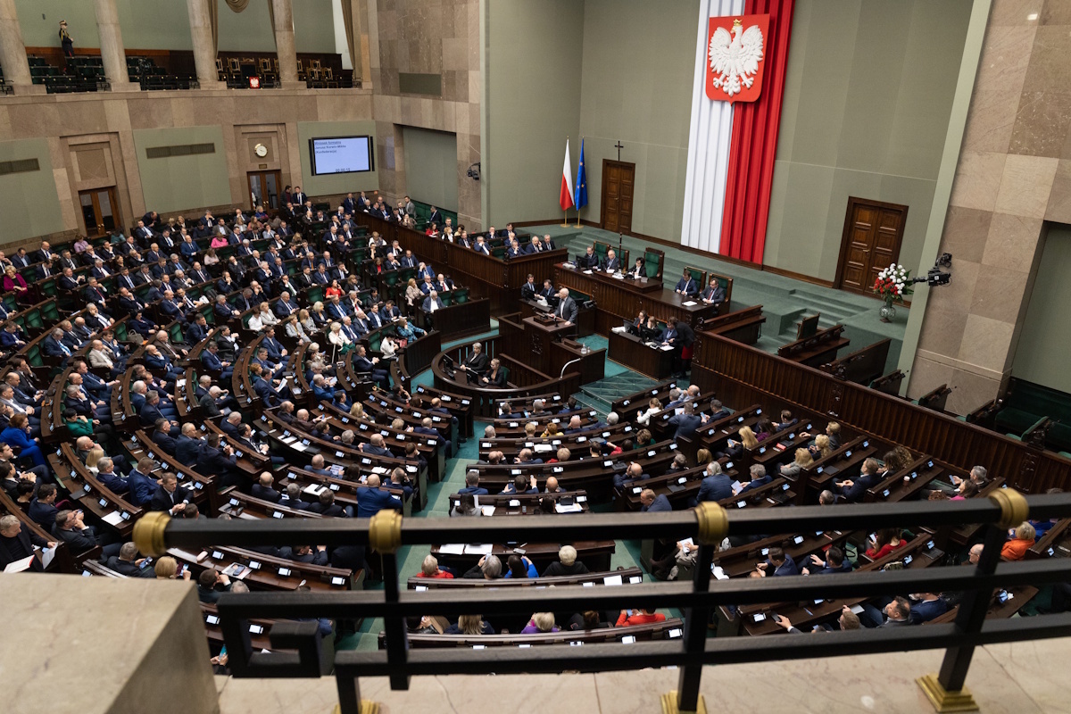 SONDAŻ. Sejm bez koalicjantów Tuska! Razem bije Lewicę!