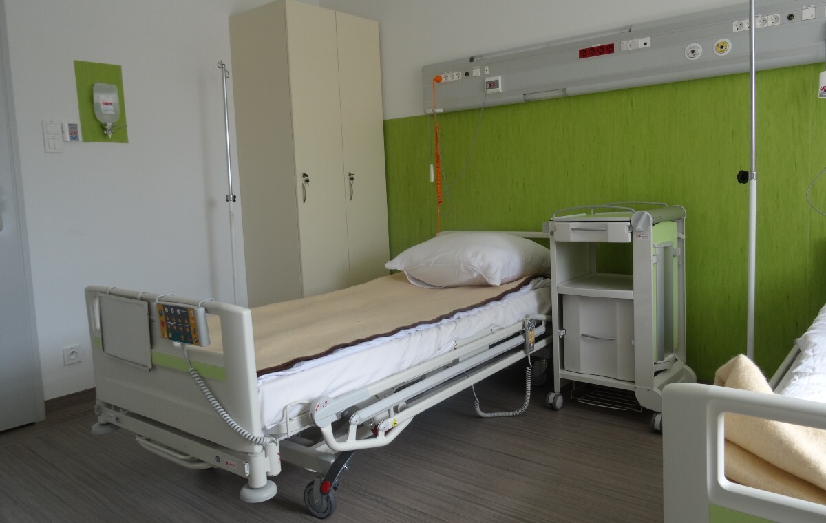 Zamykane oddziały szpitalne i 1,6 mln zł dla działacza Platformy