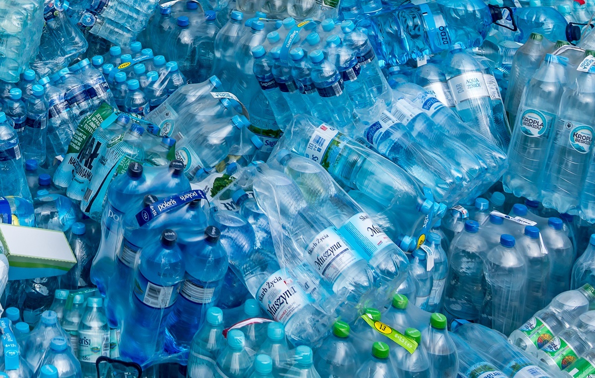 Absurd! Unia Europejska zakazuje plastikowych zgrzewek wody