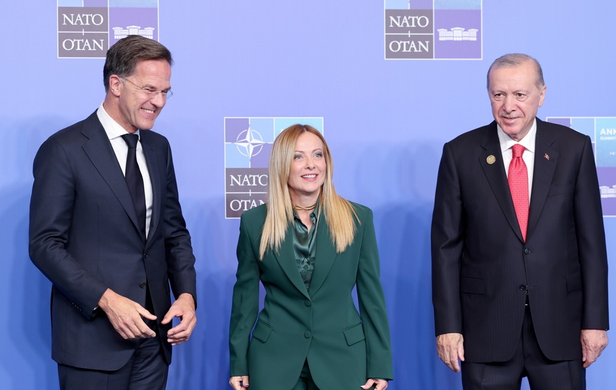 Political "enchantment" and "seduction", which Tusk succumbs to