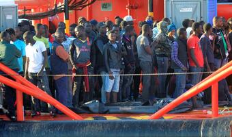 Kolejna łódź z migrantami zablokowana