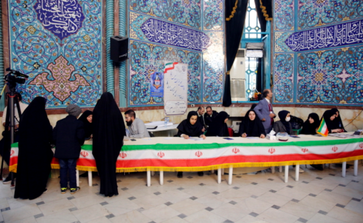 Obywatele Iranu głosują w lokalu wyborczym podczas wyborów parlamentarnych w Teheranie, Iran, 21 lutego 2020 r. / autor: PAP/EPA/ABEDIN TAHERKENAREH