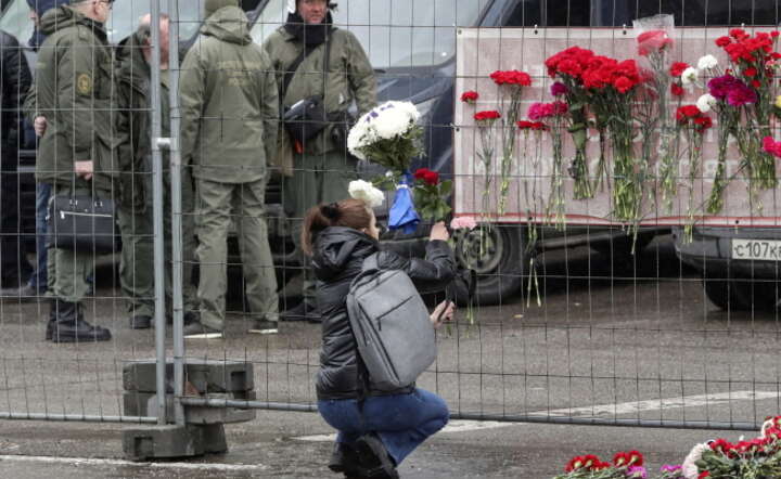 Kwiaty składane ku pamięci ofiar przed halą koncertową w Moskwie / autor: PAP/EPA/MAXIM SHIPENKOV