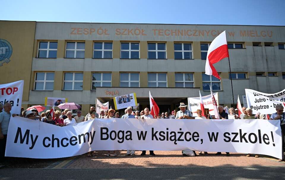 Protest przeciwko zmianom w systemie edukacji, związanym z nauczaniem religii w szkołach, przed Zespołem Szkół Technicznych w Mielcu / autor: PAP/Darek Delmanowicz