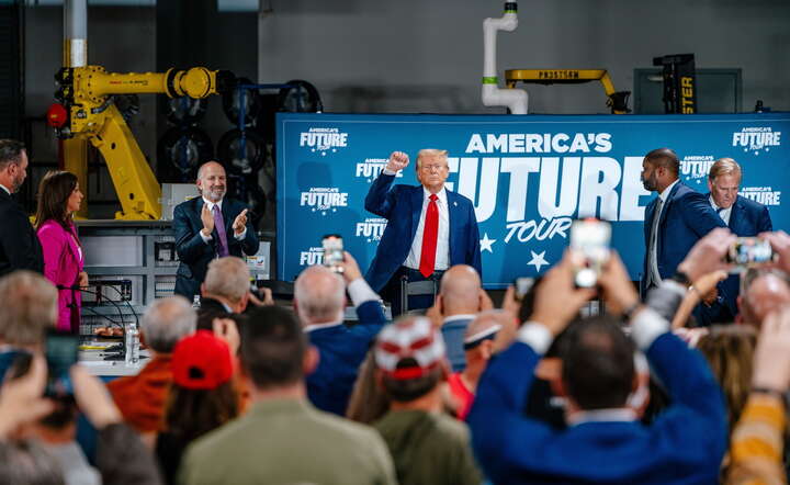 Donald Trump na spotkaniu przedwyborczym w Auburn Hills w stanie Michigan / autor: PAP/EPA/NICK HAGEN