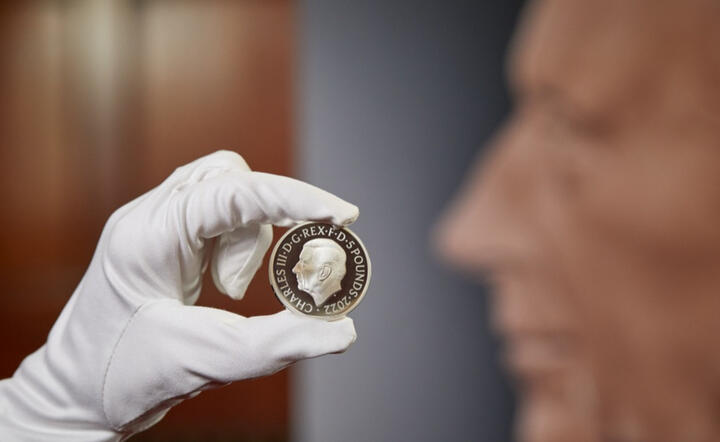 moneta z wizerunkiem króla Karola III / autor: The Royal Mint/ Twitter