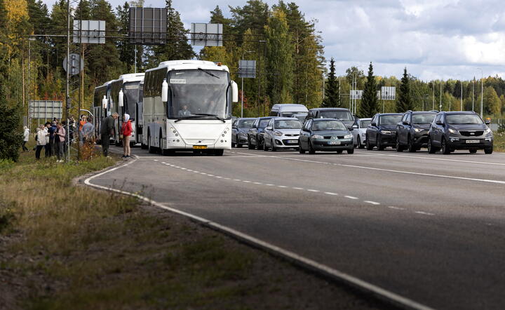 Kolejka na granicy Finlandii z Rosją / autor: PAP/EPA