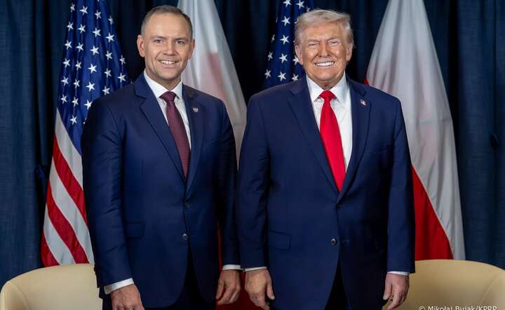 Prezydent USA Donald Trump (P) spotkał się w Davos z prezydentem RP Karolem Nawrockim (L) / autor: @prezydentpl - fot. Mikołaj Bujak / KPRP