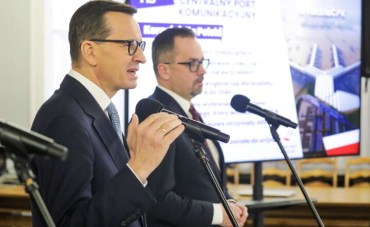 Wiceprezes PiS Mateusz Morawiecki (L) oraz poseł PiS Marcin Horała (P) podczas konferencji prasowej / autor: PAP/Tomasz Gzell