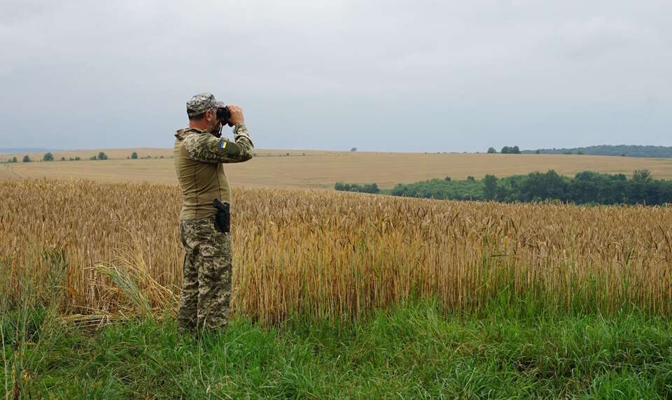 Ukraiński żołnierz wypatrujący wroga / autor: Fratria