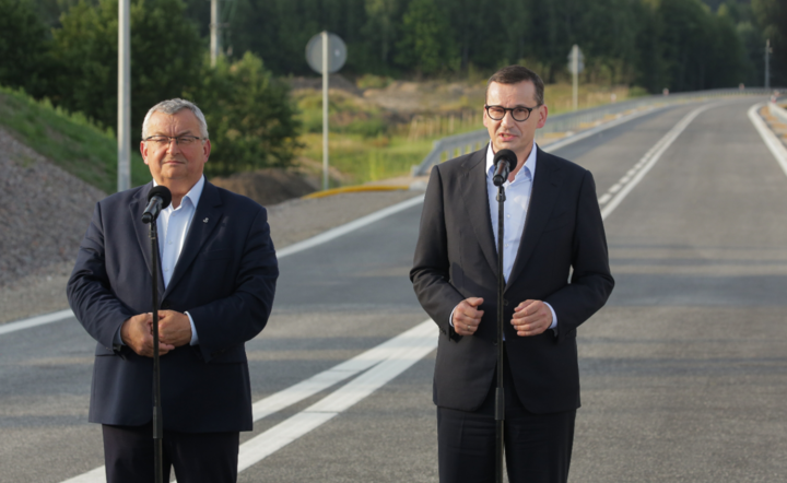 Premier Mateusz Morawiecki (P) oraz minister infrastruktury Andrzej Adamczyk (L) / autor: PAP/Tomasz Waszczuk