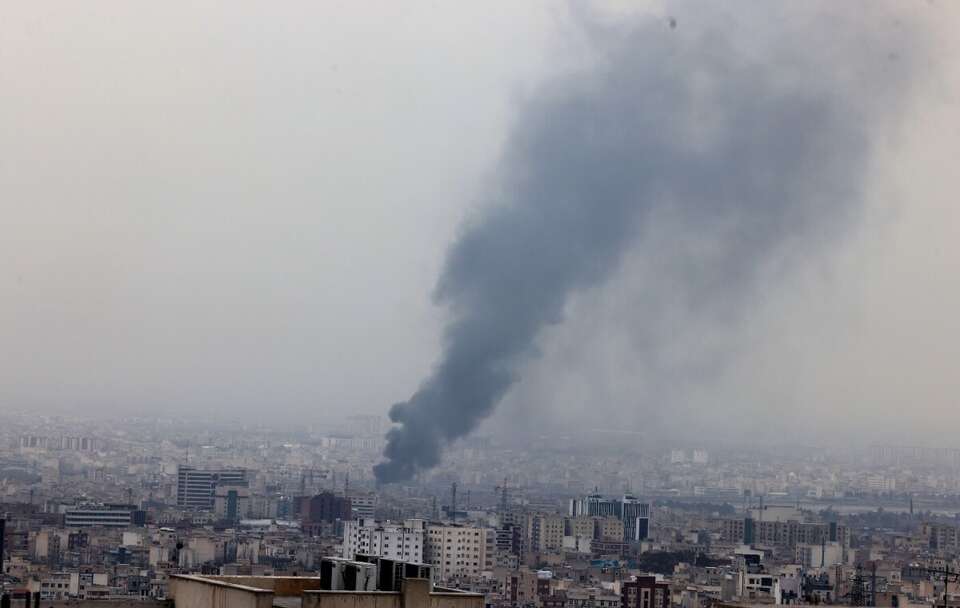 Kłęby dymu nad Teheranem  / autor: PAP/EPA/ABEDIN TAHERKENAREH