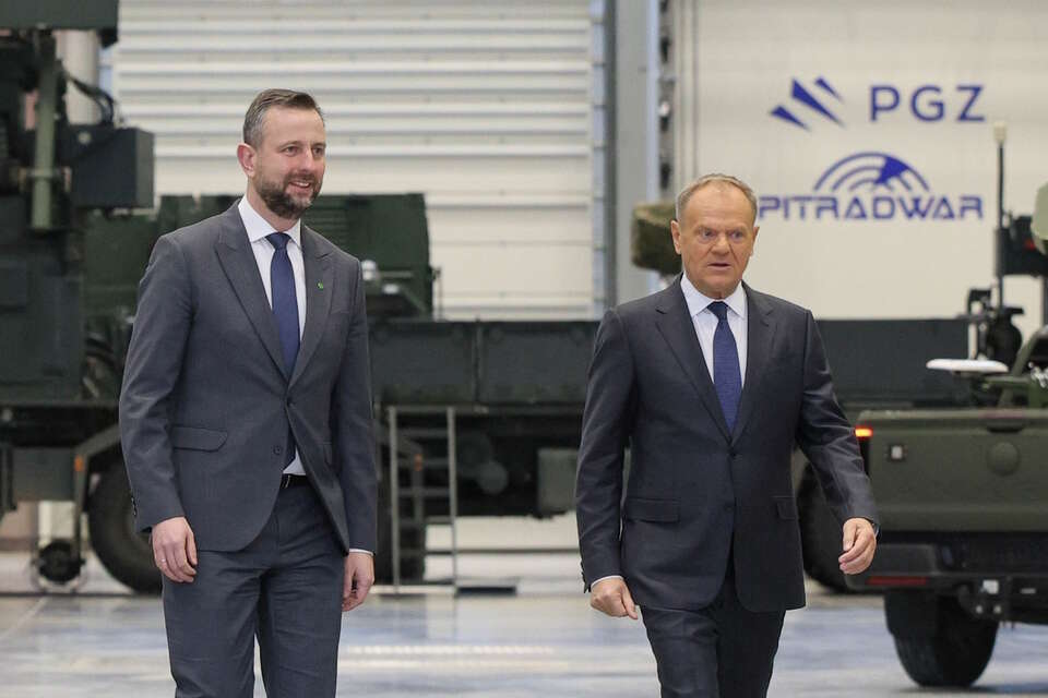 Były szef MON ocenia środki z SAFE:  "To nie jest dobry interes dla Polski". Na zdjęciu Władysław Kosiniak-Kamysz i Donald Tusk w zakładach spółki PIT-RADWAR / autor: PAP/Paweł Supernak
