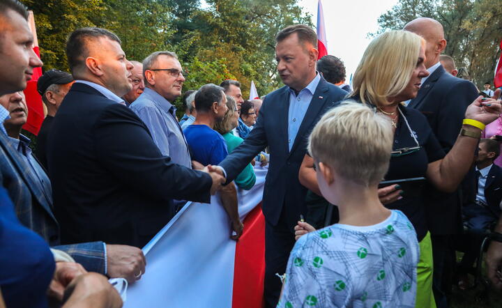 Marusz Błaszczak podczas akcji "Łańcuch poparcia" / autor: PAP