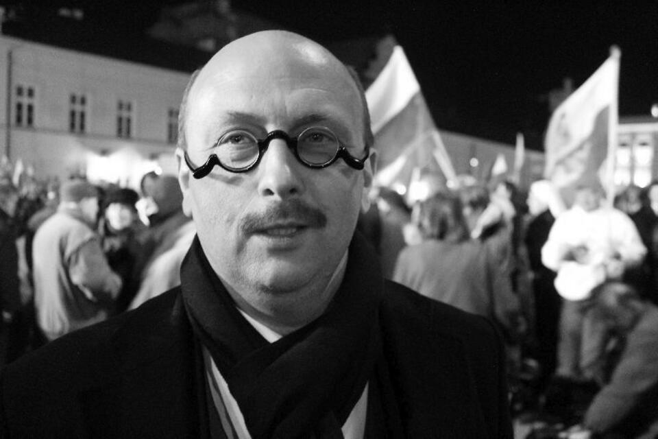 Mecenas Stefan Hambura przed Pałacem Prezydenckim w Warszawie w rocznicę Tragedii Smoleńskiej, 10 kwietnia 2012 roku / autor: wPolityce.pl