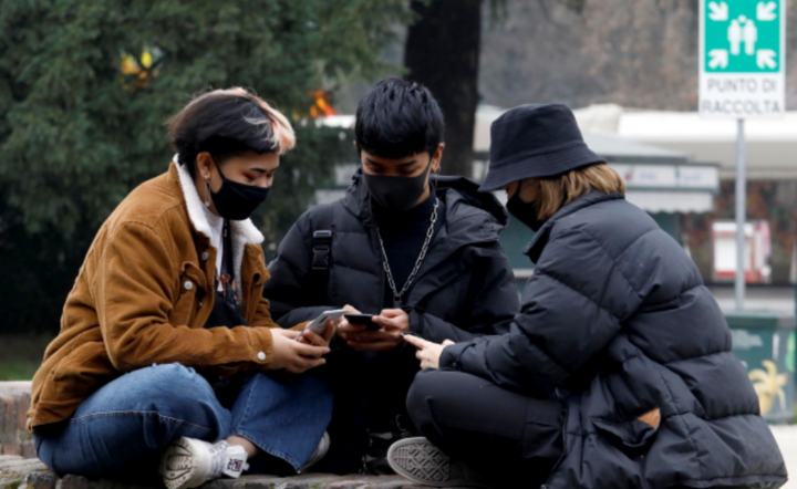 Turyści sprawdzają telefony w Mediolańskim Zamku Sforza we Włoszech, 25 lutego 2020 r. / autor: PAP/EPA/Mourad Balti Touati