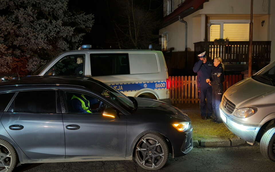 Policja przy ul. Wyspiańskiego w Jeleniej Górze, gdzie znaleziono ciało 11-letniej uczennicy SP nr 10. w Jeleniej Górze / autor: PAP/Wojciech Kamiński